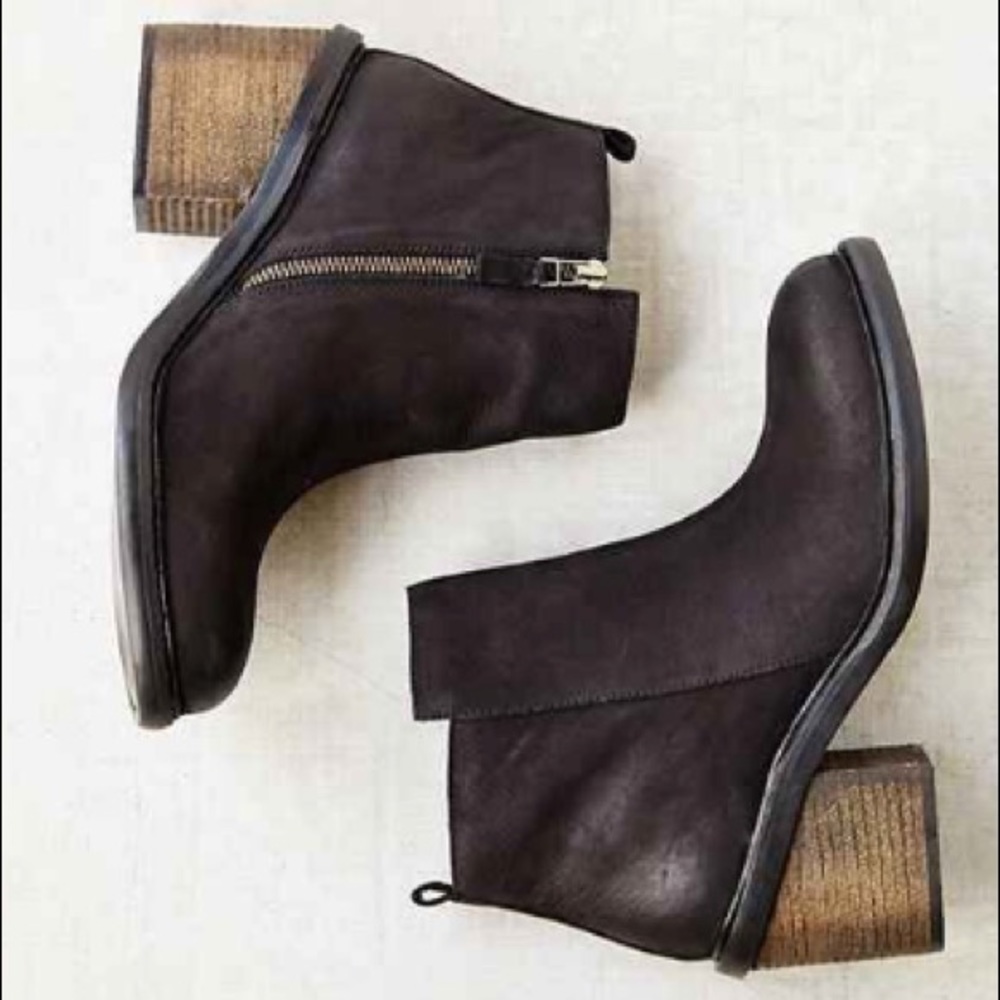 SILENCE AND NOISE - Black Boots - Size 8.5